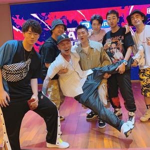 厨房脱岳裙子从后面挺进去
