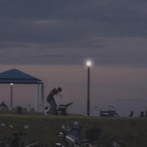 厨房脱岳裙子从后面挺进去
